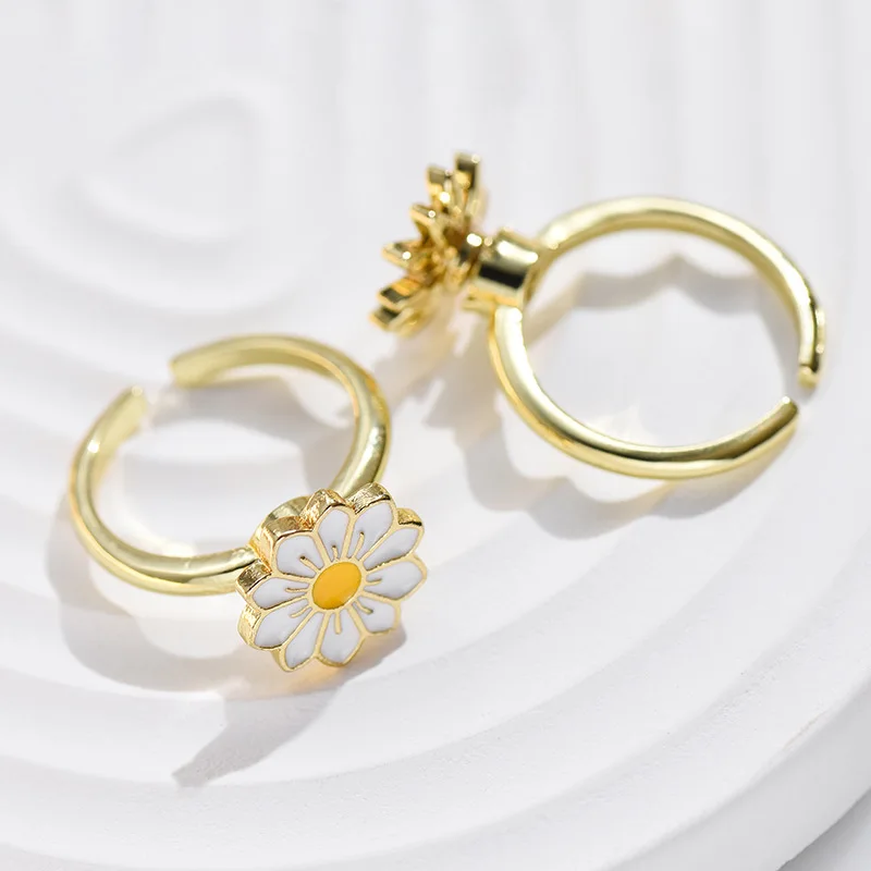 Nuovo anello aperto regolabile e anello rotante con farfalla fiore a cinque petali