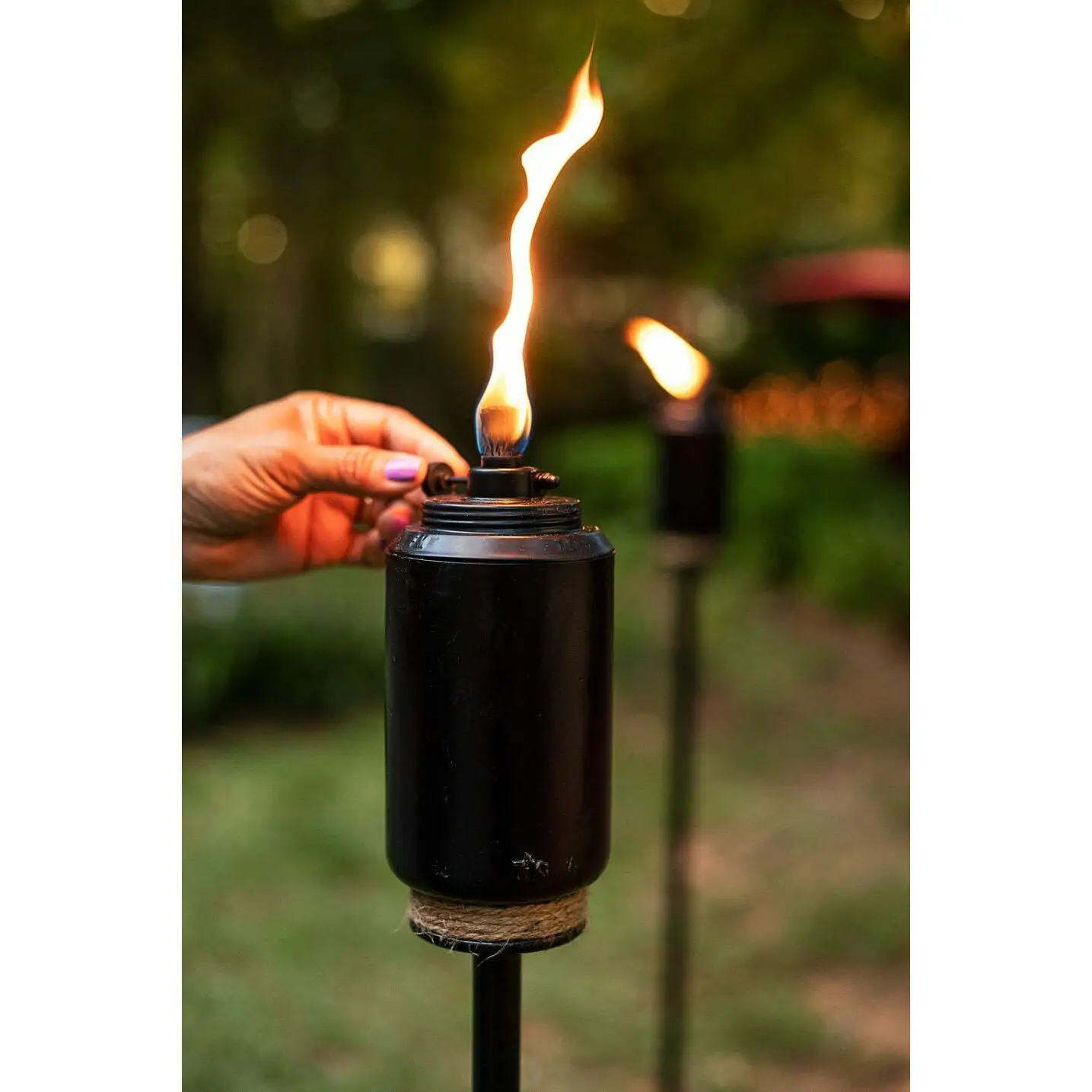 Torcia a fiamma regolabile da 65" - Lanterna da esterno in resina nera con contenitore di carburante, per illuminazione di patio, giardino e percorsi.