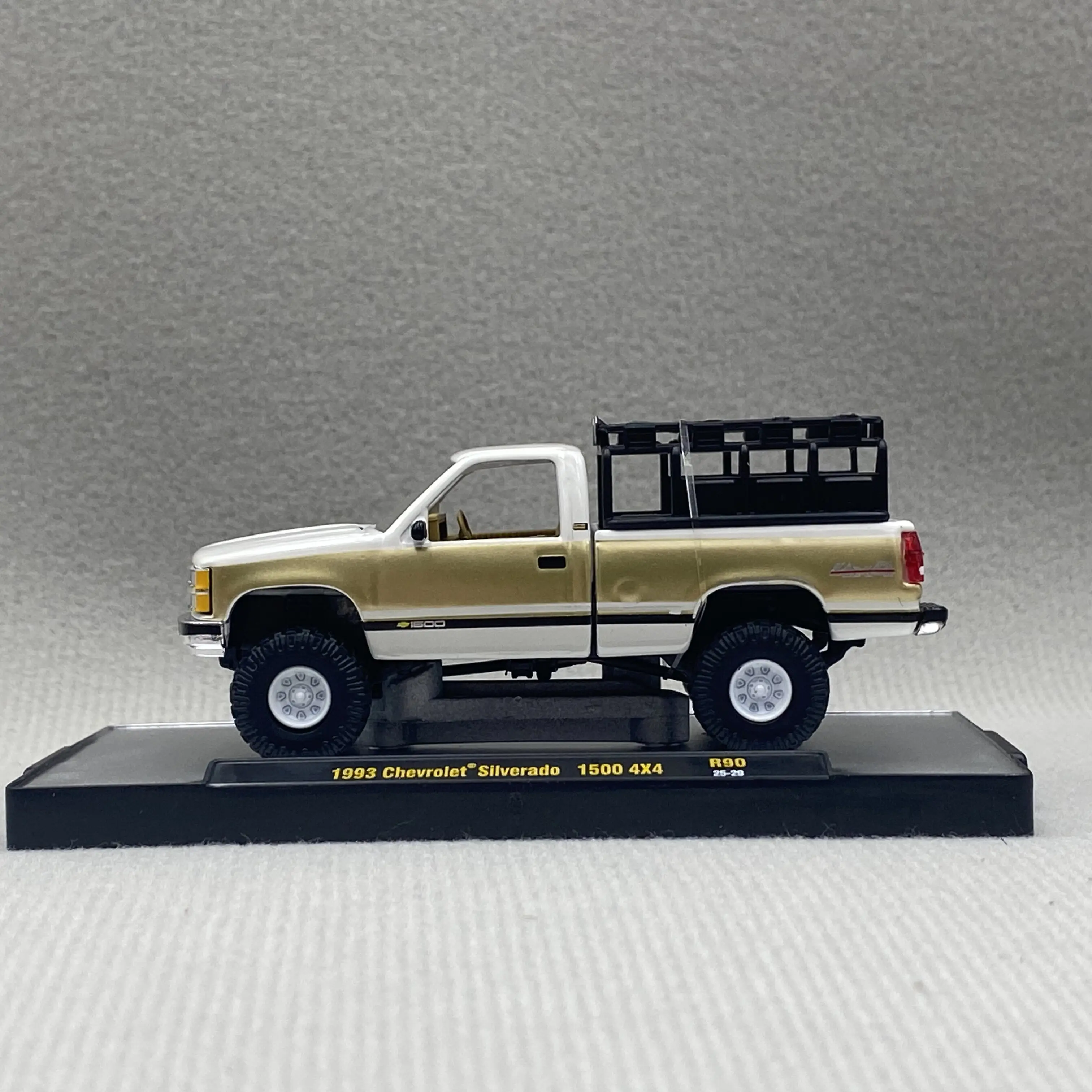 M2 Machines 1:64 1993 Silverado 1500 4X4 diecast alloy car model Children's toys and gifts
