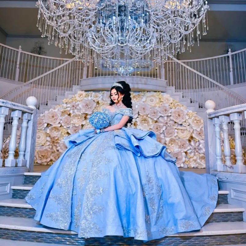 Vestido de Quinceañera Azul Luxuoso, Ombros Descidos, Decalque de Cristal com Lantejoulas, Camadas, Cauda Longa, Laço, Vestidos de 15 Anos ﻿ Personalizado