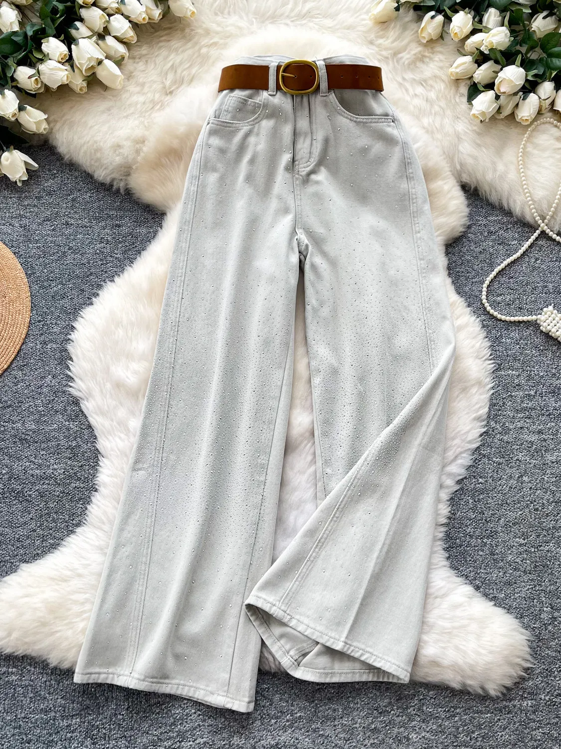 

Американские ретро-джинсы для женщин: белые, с эффектом потертости, с заклепками и бисером, с высокой талией, прямые, из денима, шикарные брюки