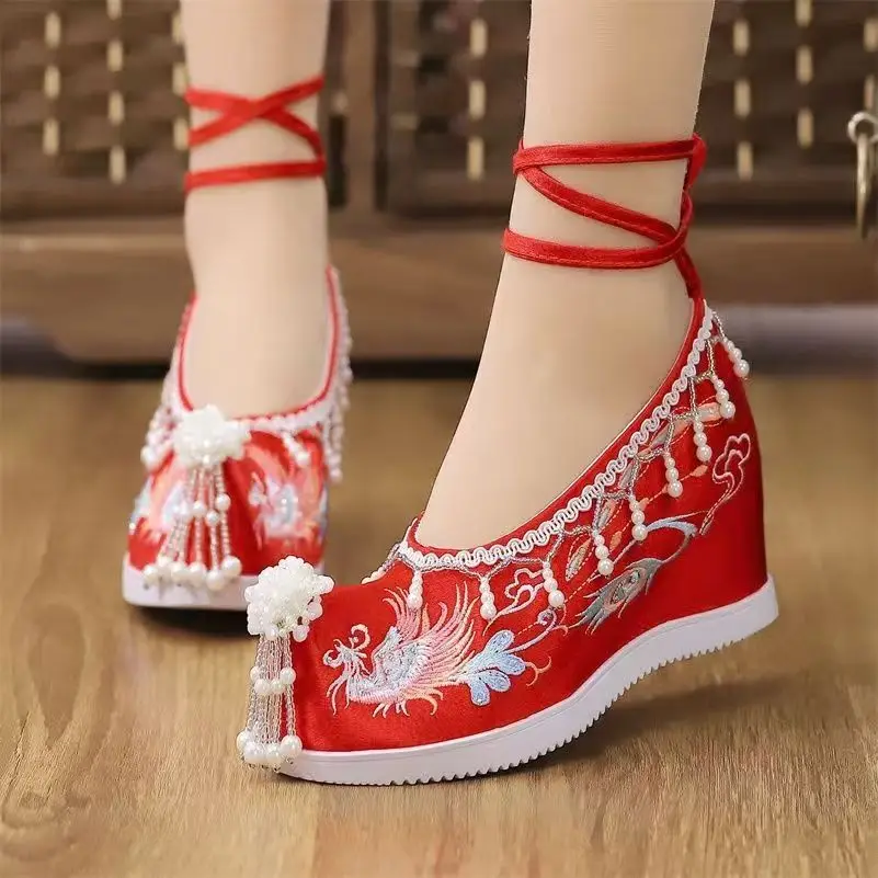 2026 New Women Increased Internal Embroidered Shoe Ethnic Style Thick Sole Shallow Cocked Shoe Toe String Bead Tassel Hanfu Shoe