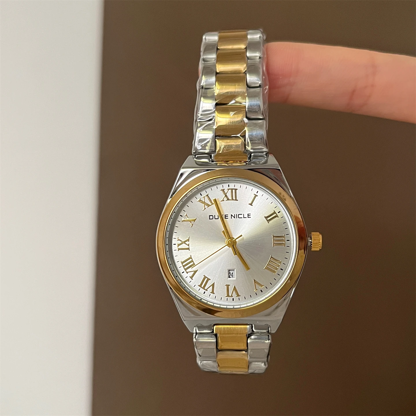 New Luxury Retro Steel Chain Exquisite Watch For Women With CalendarElegant And Luxurious StyleQuartz DialSuitable For Couples.
