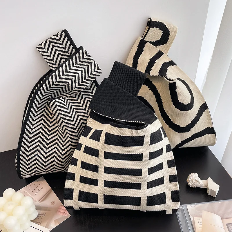 Neue breit gestreifte handgemachte gestrickte Handtasche minimalist ische koreanische Frauen Mini Knoten Handgelenk Tasche Einkaufstasche Student wieder verwendbare Einkaufstaschen