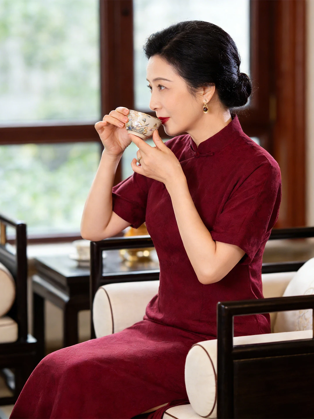 

Повседневное улучшенное длинное ципао Dorabana цвета красного вина с вышивкой из хлопка и льна для женщин