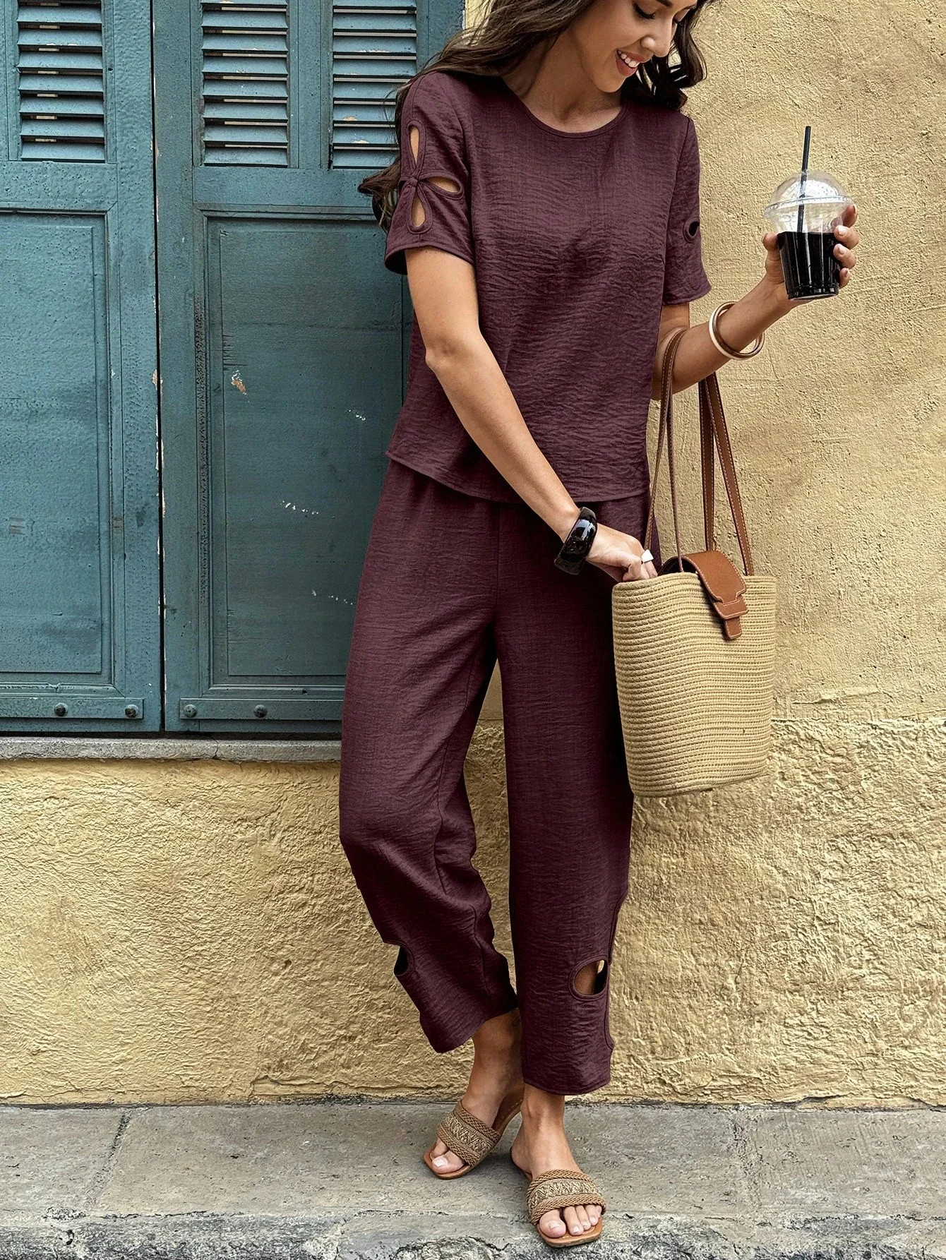 

Комплект из двух предметов: блузка с коротким рукавом и вырезами, а также повседневные длинные брюки