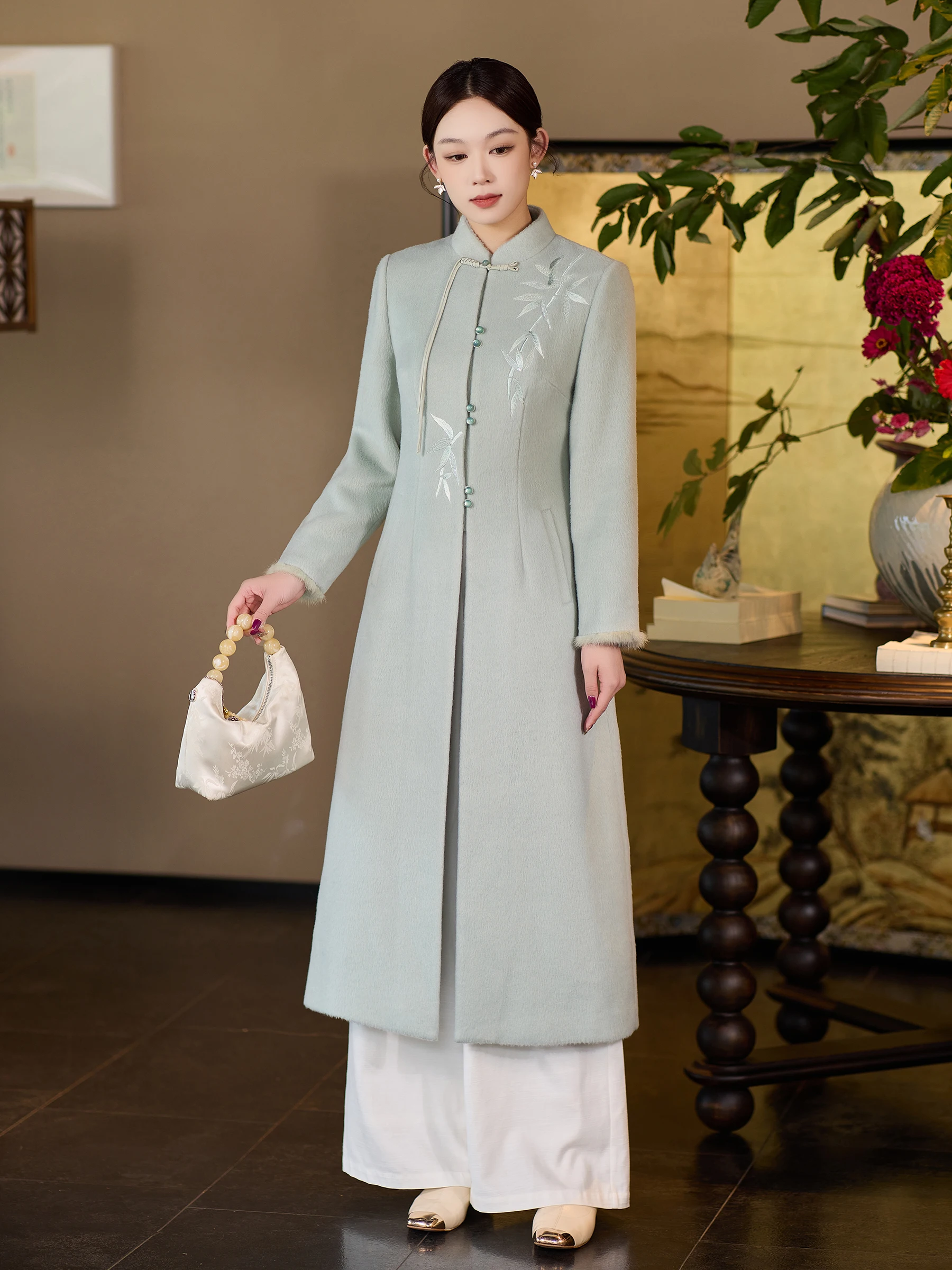 

Thiened шерстяное пальто с украшением на пуговицах в новом китайском стиле средней длины для осеннего и зимнего сезона