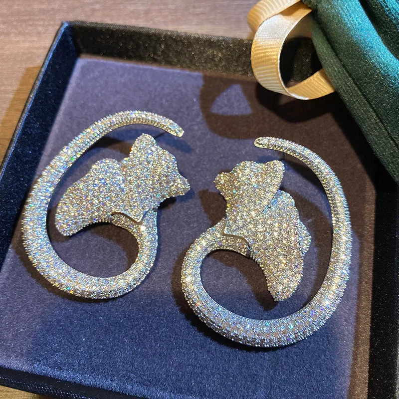 

Zircon Luxury Fashion New Temperament Earrings