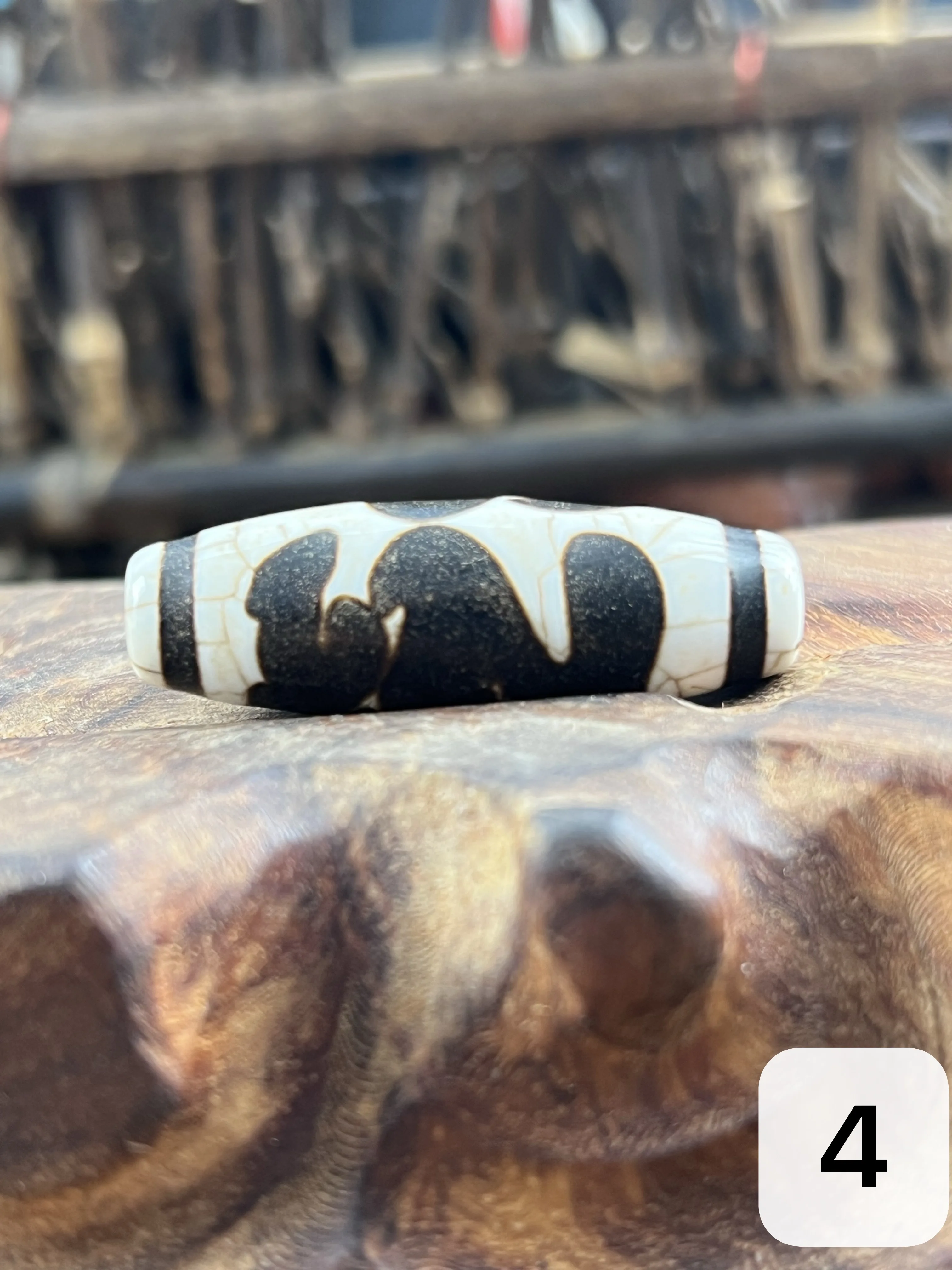 The most primitive and ancient variety Fire offering dragon pattern Dragon patterned animal bat Tibetan agate Dzi bead