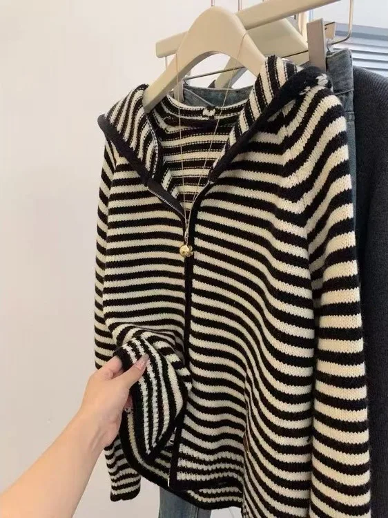 Cárdigan de punto a rayas con cremallera para mujer, suéter, Top holgado, cómodo, Otoño Invierno, sensación de gama alta, sombrero largo