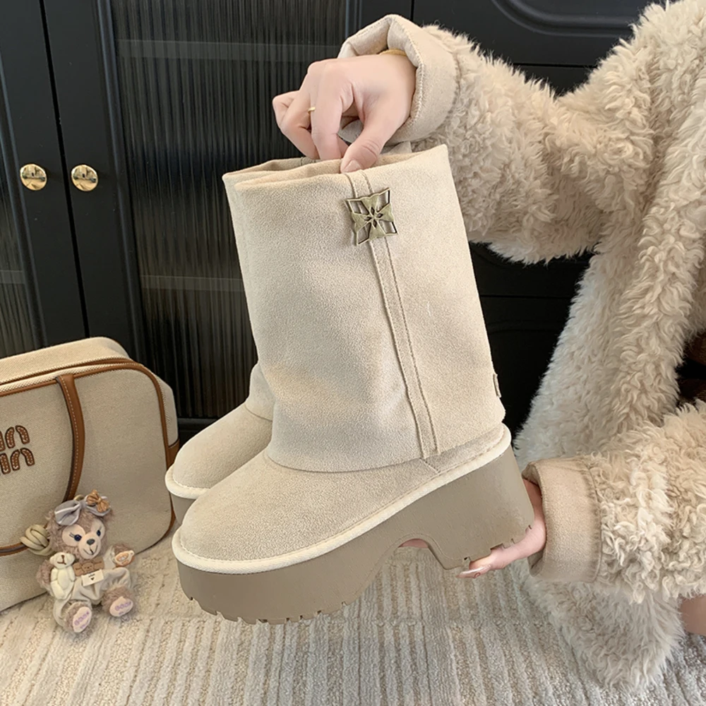 

Женские замшевые ботильоны бежевого цвета — ботинки на массивном каблуке и декоративной пряжке — модные и удобные для осени/зимы