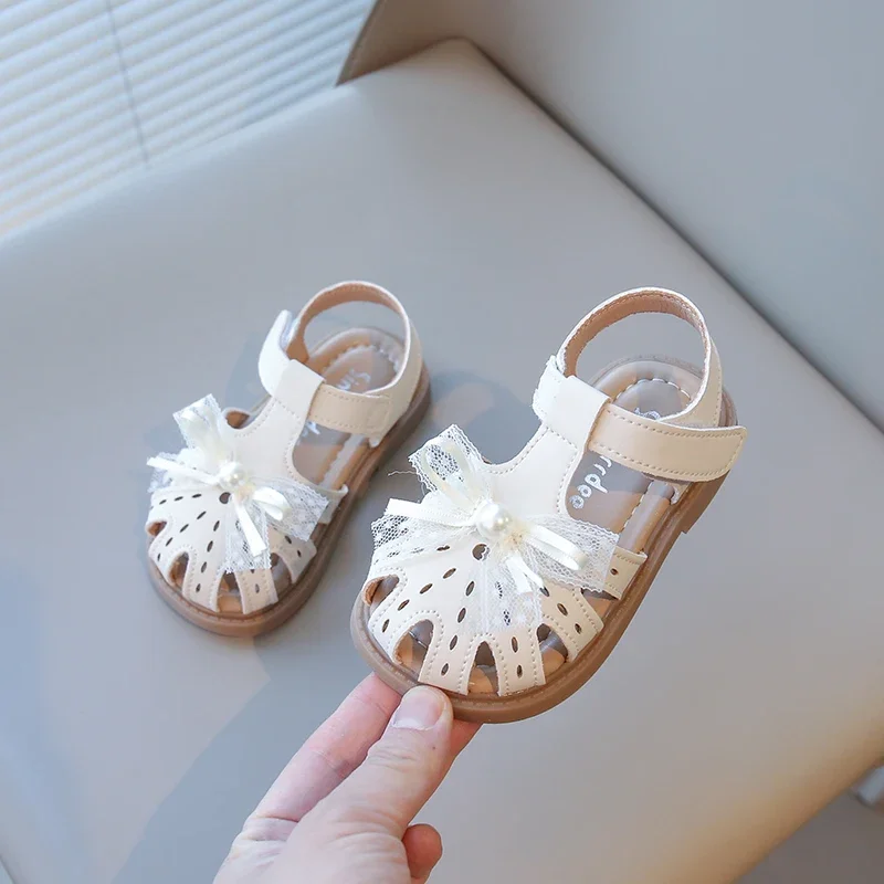 Mädchen Sandalen T-Riemen Baby Kinder Strandschuhe Spitze Fliege mit Perle 2025, Sommer, neue Prinzessinnenschuhe, Anti-Kick, hohl, atmungsaktiv