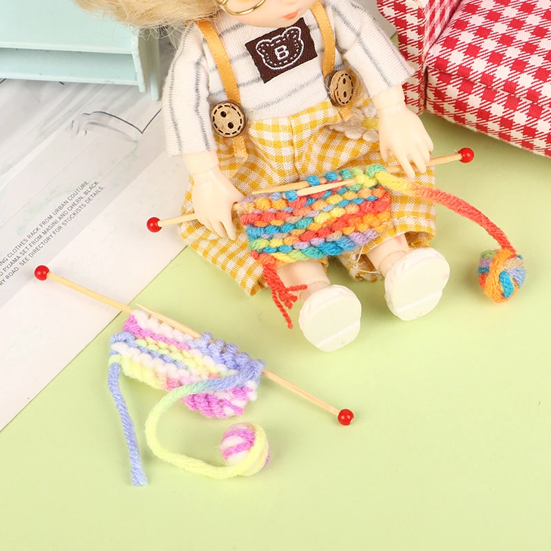 1:12 Dollhouse Miniature Sweater Knitting Wool Knitting Tool Mini Simulation Knitting Needle Sweater Doll Knitting Scene Gifts