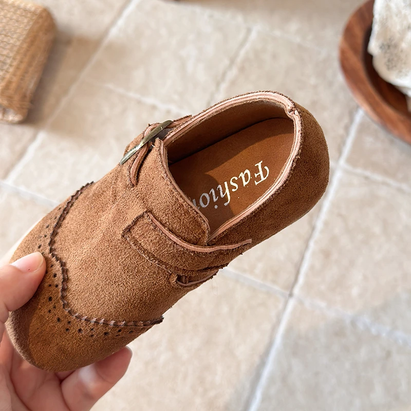 Flache Brogue-Schuhe aus Wildleder für kleine Mädchen, mit verstellbarem Riemen und Schnalle, rutschfester, weicher Sohle, elegante Schuhe. – Detail 7