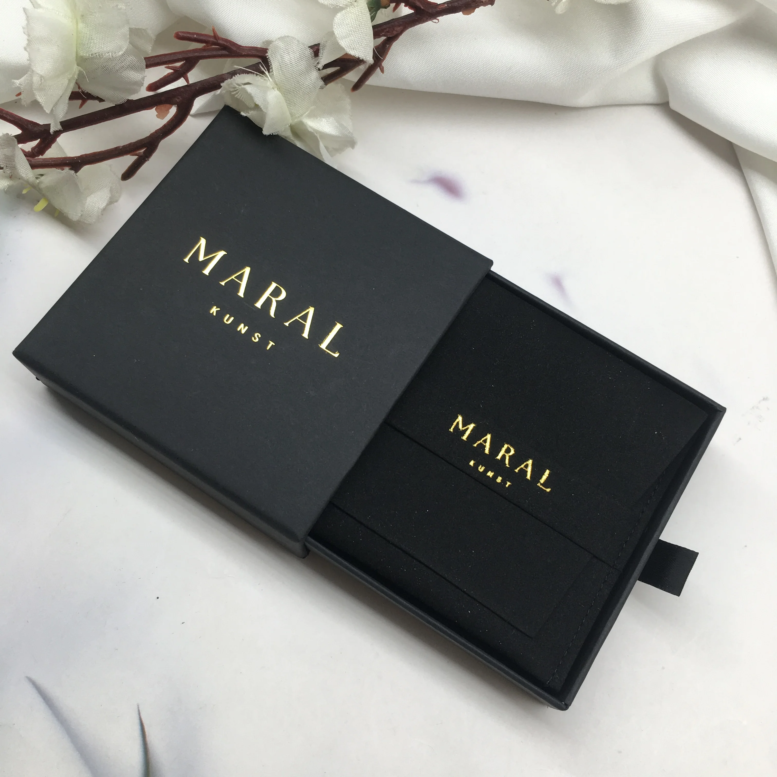 

9x9x2,5 см индивидуальный логотип упаковочная коробка для ювелирных изделий с персонализированным муслином, хлопковым холстом 8x8 см, конверт с клапаном, сумка для хранения сережек и часов