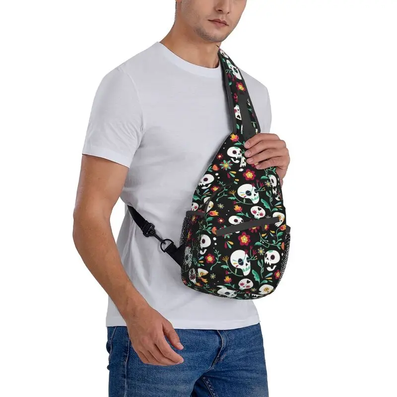 Modello di teschi di caramelle messicane con fiori zaino a tracolla a tracolla da uomo borsa a tracolla personalizzata per viaggi escursionismo Daypack