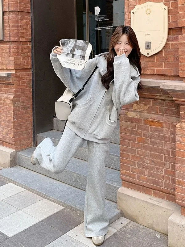 

Серый кардиган с капюшоном и широкие брюки: женский комплект для весны и осени, модный повседневный антивозрастной комплект из двух предметов