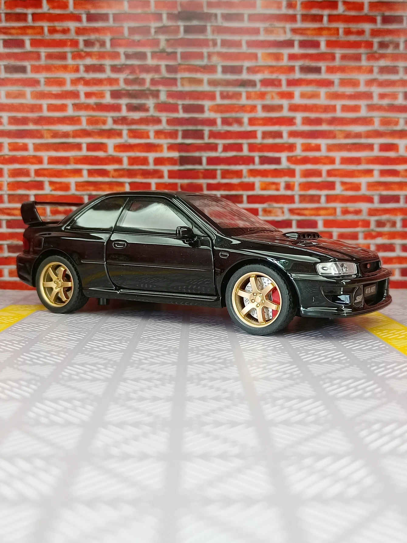 Modelo de coche de juguete para niños superrunning de aleación de simulación 1:32, coche acústico-óptico extraíble que puede abrir la puerta, regalo para niño