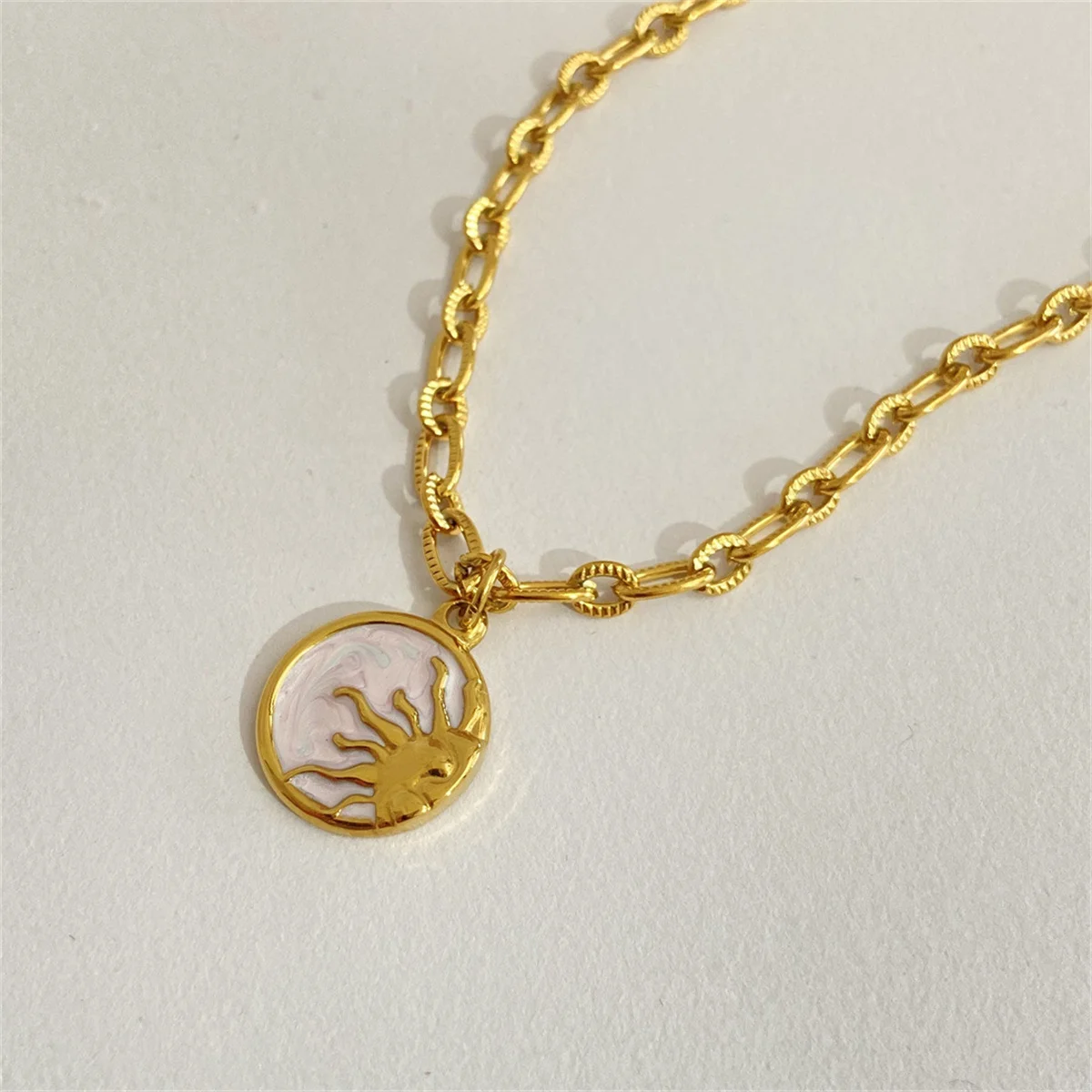 Vintage-Stil Sonne und Mond kreisförmige Münze Mutter Muschel Anhänger Halskette, Edelstahl Ofen vakuumplattiert 18 Karat Gold – Detail 4