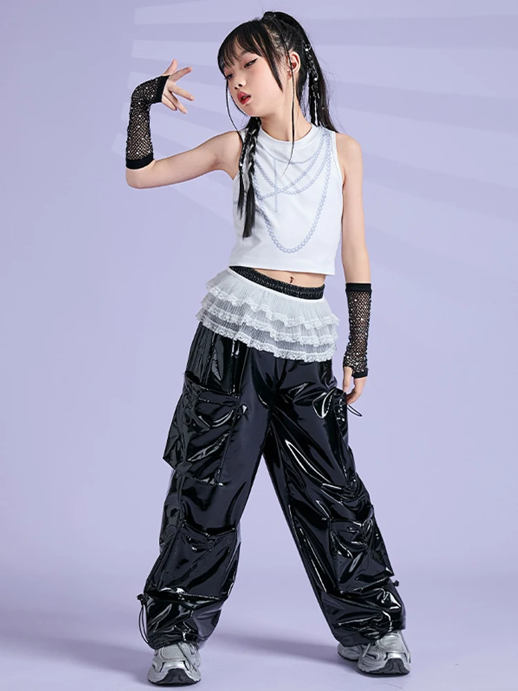 2025 موضة قاعة الرقص الهيب هوب أزياء رقص للفتيات سترة بيضاء السراويل السوداء وتتسابق ملابس أداء رقص الجاز DQS19493