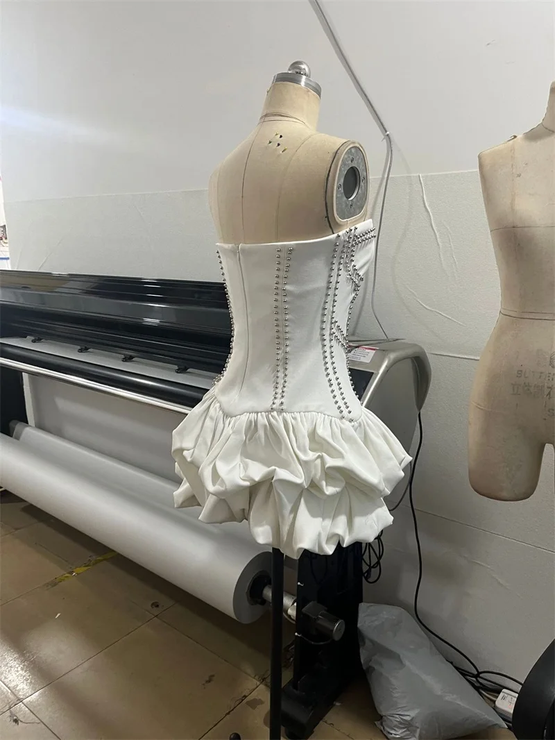 Vestido de Festa Curto Branco Sexy Sem Alças com Renda e Babados para Casamento e Eventos Formais