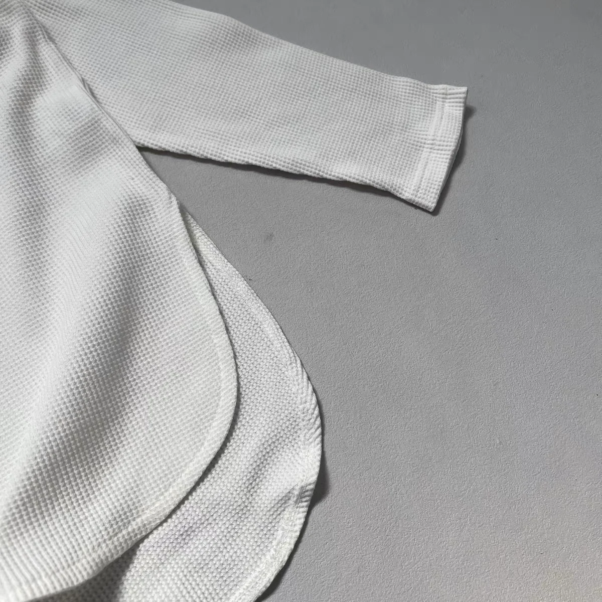 Długi T-shirt z czystej bawełny, okrągły dekolt, wkładany przez głowę, na wiosnę i jesień, casualowy, z rozcięciem, okrągły dół, wzór wafelkowy, wygodny damski top.