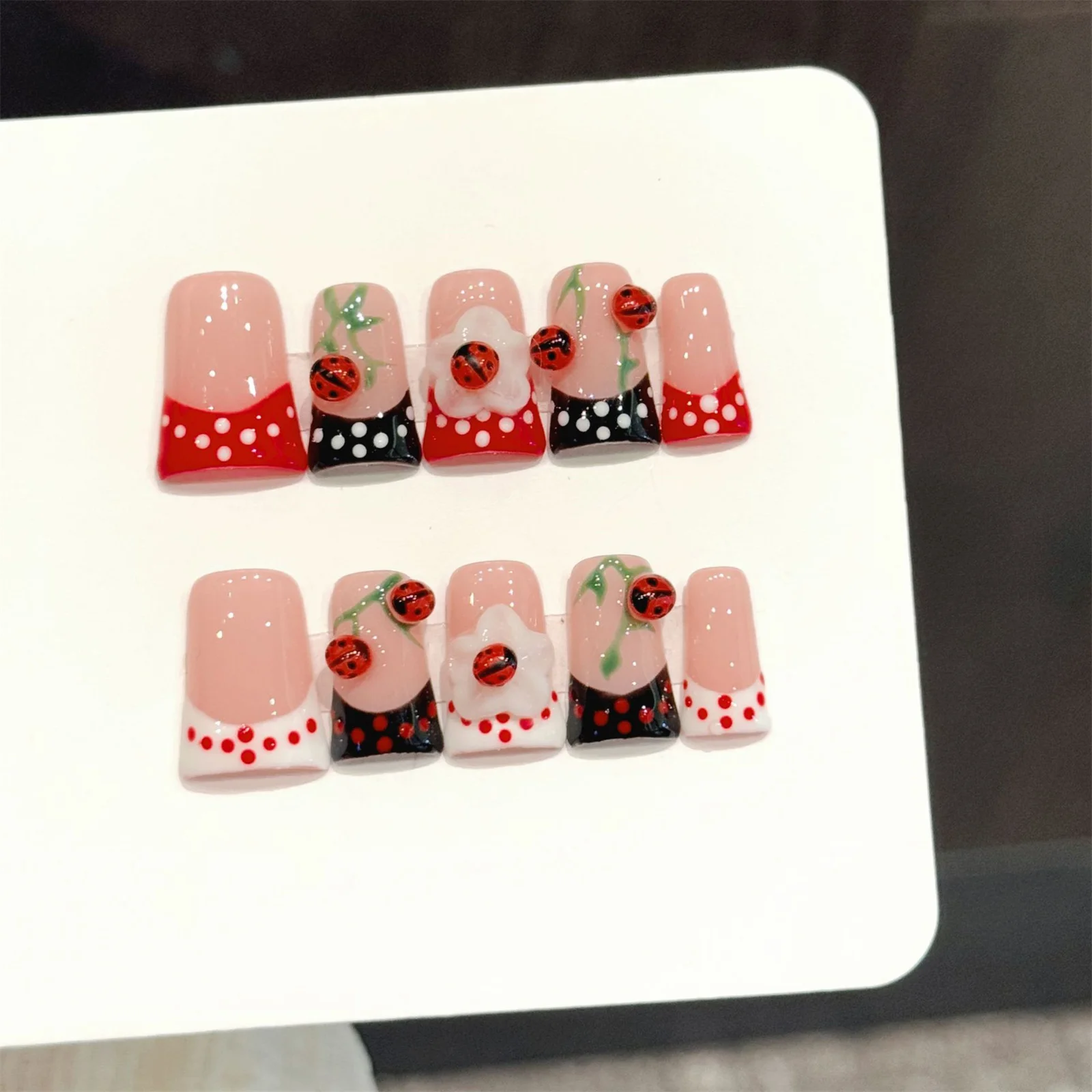 10 Stück Handgefertigte Entenschnabel-/Mandel-förmige Aufklebenägel mit 3D-Blumen-Marienkäfer-Design Künstliche Nägel Nagelkunst Maniküre-Patches