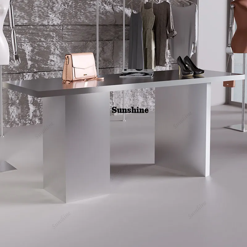 

The stainless steel island is placed in the middle of the display table of clothing stores and shoe stores