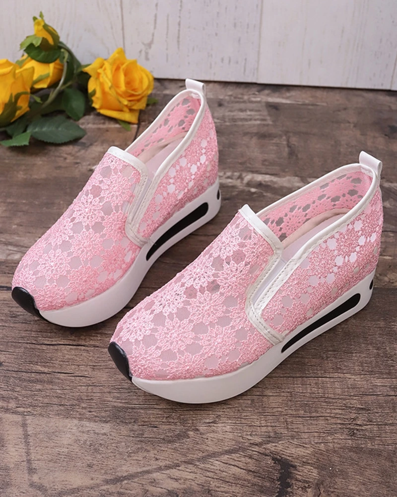 2025 جديد المرأة الدانتيل شبكة الانزلاق على منصة أحذية رياضية تنفس مصعد حذاء كاجوال مع نعل مطاطي سميك الكورية نمط الصيف