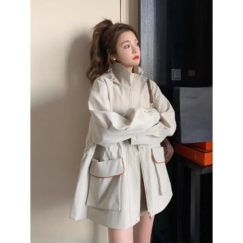 Koreanische Version Arbeitskleidung Stil Trenchcoat Mantel Weibliche 2024 Herbst Neue Lose Brach Kleine Fellow Mit Kapuze Kordelzug Jacke