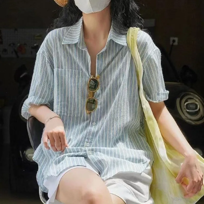 

Свободная синяя полосатая рубашка с коротким рукавом: новая летняя модель с художественным дизайном, повседневный топ