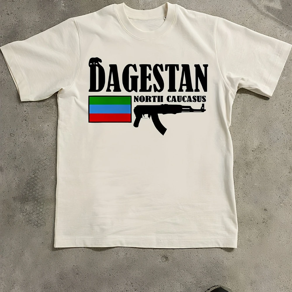 Camiseta para hombre de Daguestán en el Cáucaso Norte, negra, con letras prominentes de Daguestán y rayas, ideal para fitness.