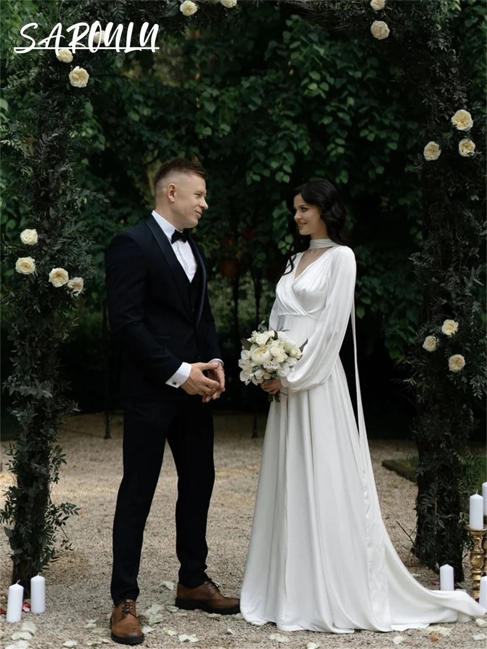 Vestido de novia sencillo de satén suave para mujer, manga larga, cuello en V, abertura frontal, 2024