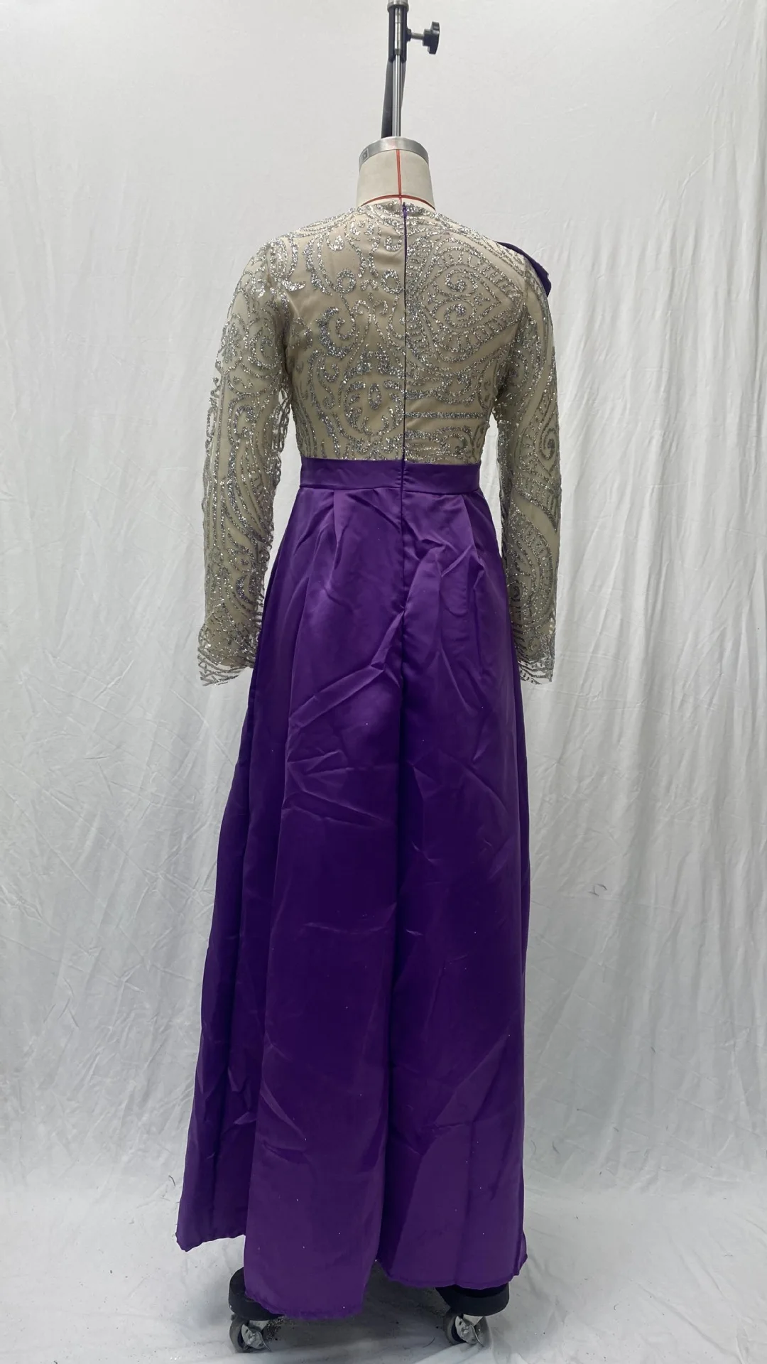 เซ็กซี่ซาติน A-Line ชุดราตรีชุดราตรีหรูหราภาพลวงตาคอยาวแขน Sweep Train Appliques Ruffles 2025 ฟรีที่กําหนดเอง