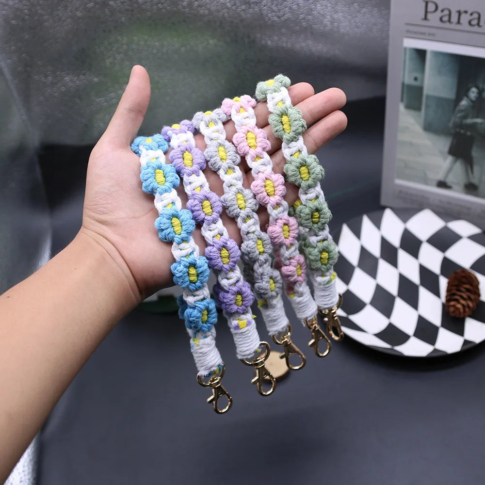Cute Handmade Crochet Daisy Flower Keychain Hanging Rope Bag Hanging Flower Key Pendant For Stanley Water Bottle Coffee Cup