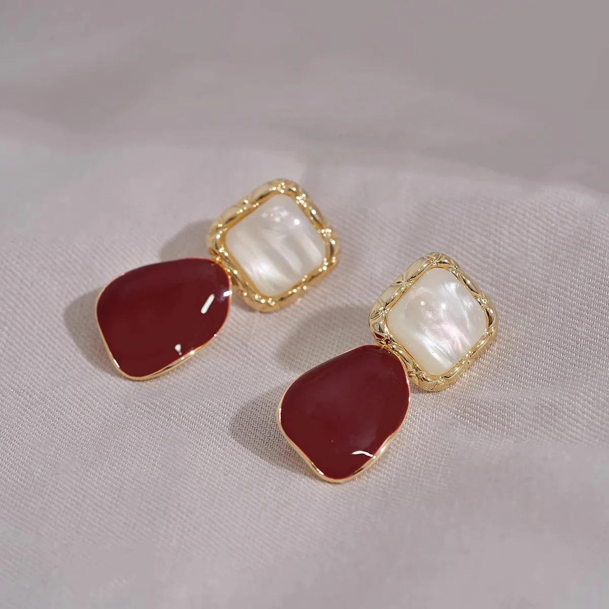 1 Pair of High-end Retro French Hepburn Style Wine Red Stud Earrings with Elegant Jewelry Accessories 1 Dollar Items