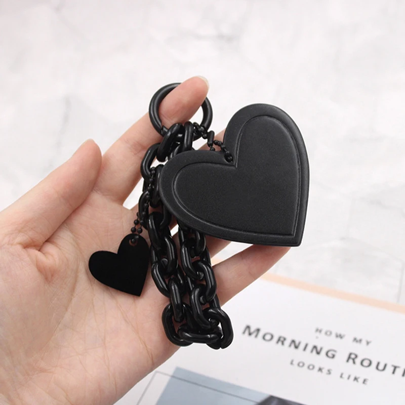 LLavero de cuero con corazón de amor, colgante de bolso, etiqueta con cadena negra, letra personalizada