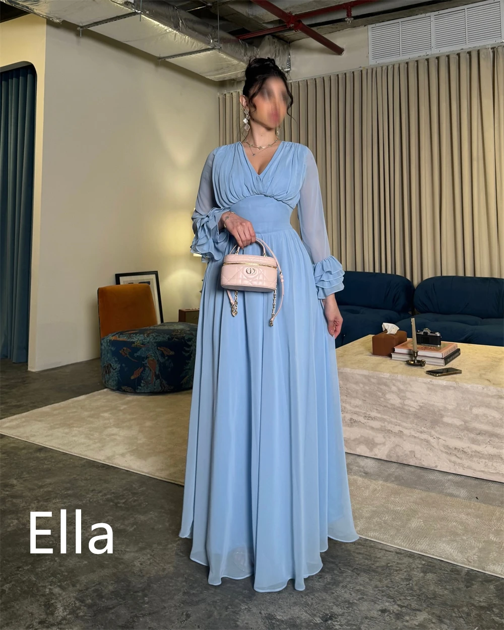 فستان سهرة شيفون أزرق رائع مخصص رسمي برقبة على شكل حرف v وأكمام طويلة وكشكشة متدرجة سويب تراين مناسبة مخصصة