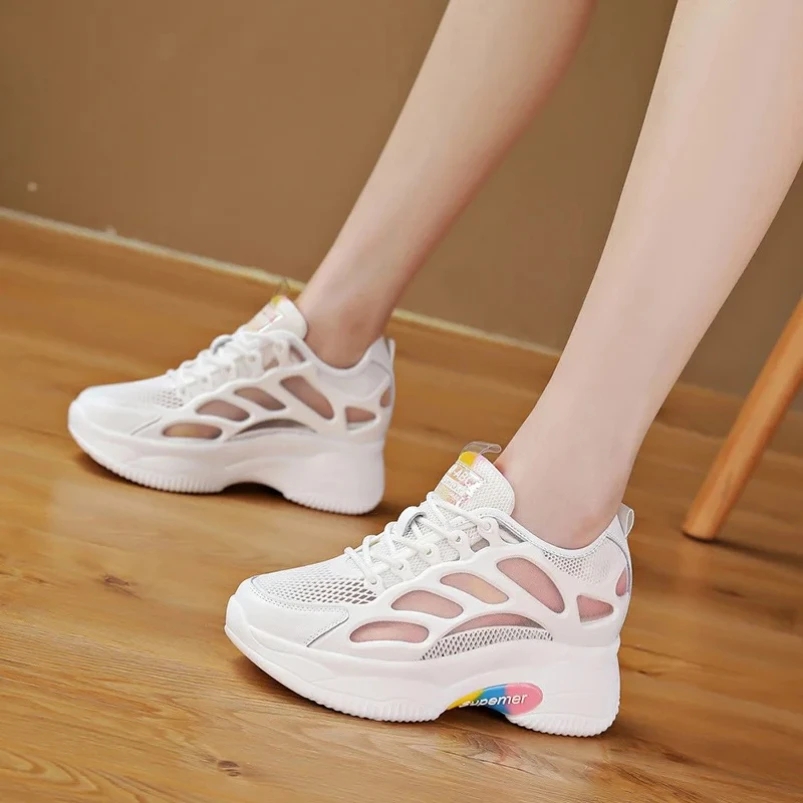 

2025 Белые туфли для папы, массивные женские кроссовки из натуральной кожи с воздушной сеткой, туфли-лодочки на танкетке и каблуке на полой платформе, каблук 7 см