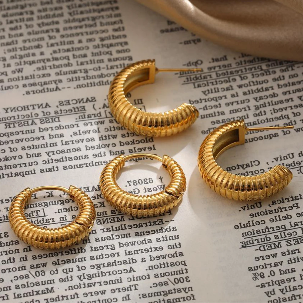 

Goth Minimalist Stripe CC Huggie Earring Stainless Steel Female Ciecle Round Hoop Earrings Daily Versatile Ear Buckle Hoops Aros