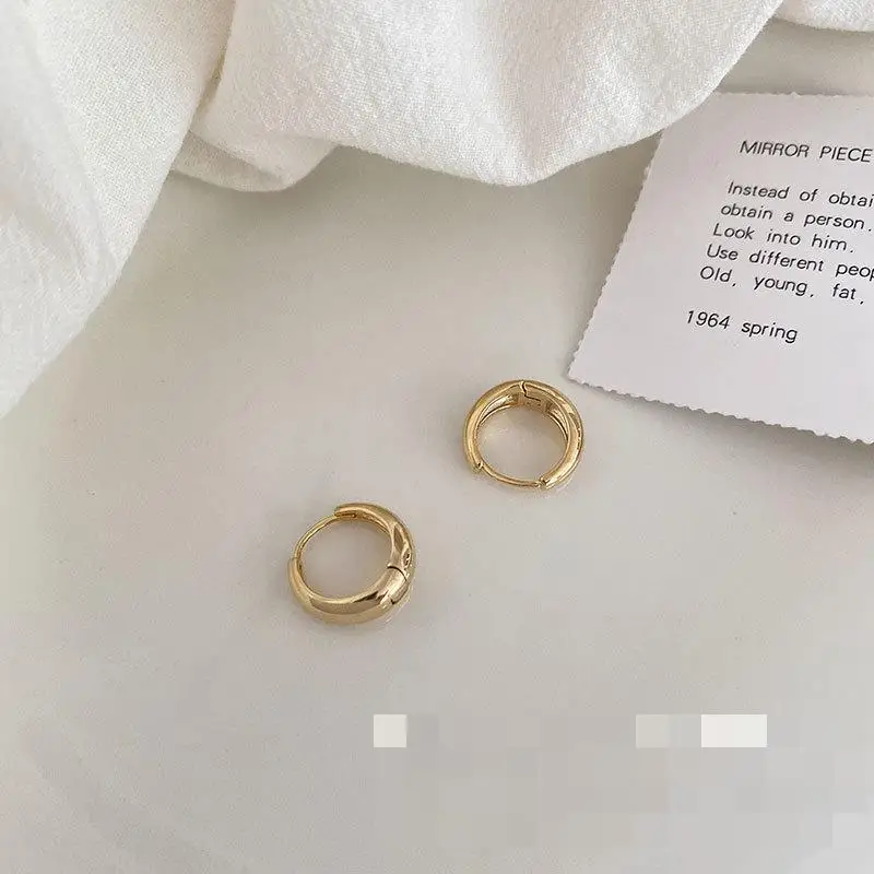 2022 Fashion New Temperament Earrings Korean Version Small And Simple Cold Wind Sleep Free Acrylic Earrings Women's Clothing