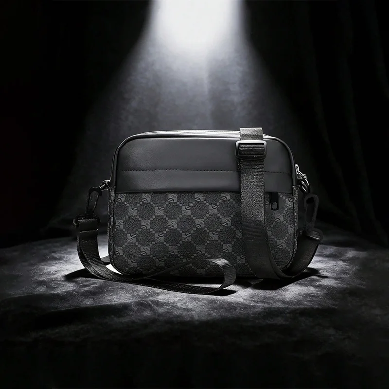 Herren-Umhängetasche im Vintage-Stil mit Print, aus PU-Leder, mit Kleinteilen versehen, kleine Schultertasche, verstellbarer Riemen, lässige Alltagstasche, Mini-Kameratasche. – Detail 1