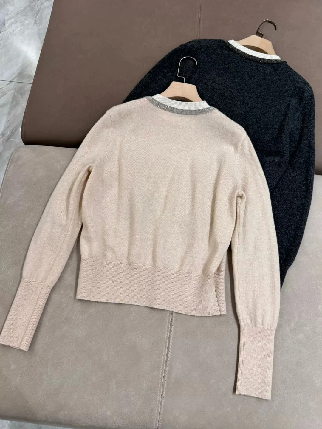

Women's Autumn and Winter New Round Neck 100 Cashmere Sweater Deep V-neck Fake Two-piece Sweater