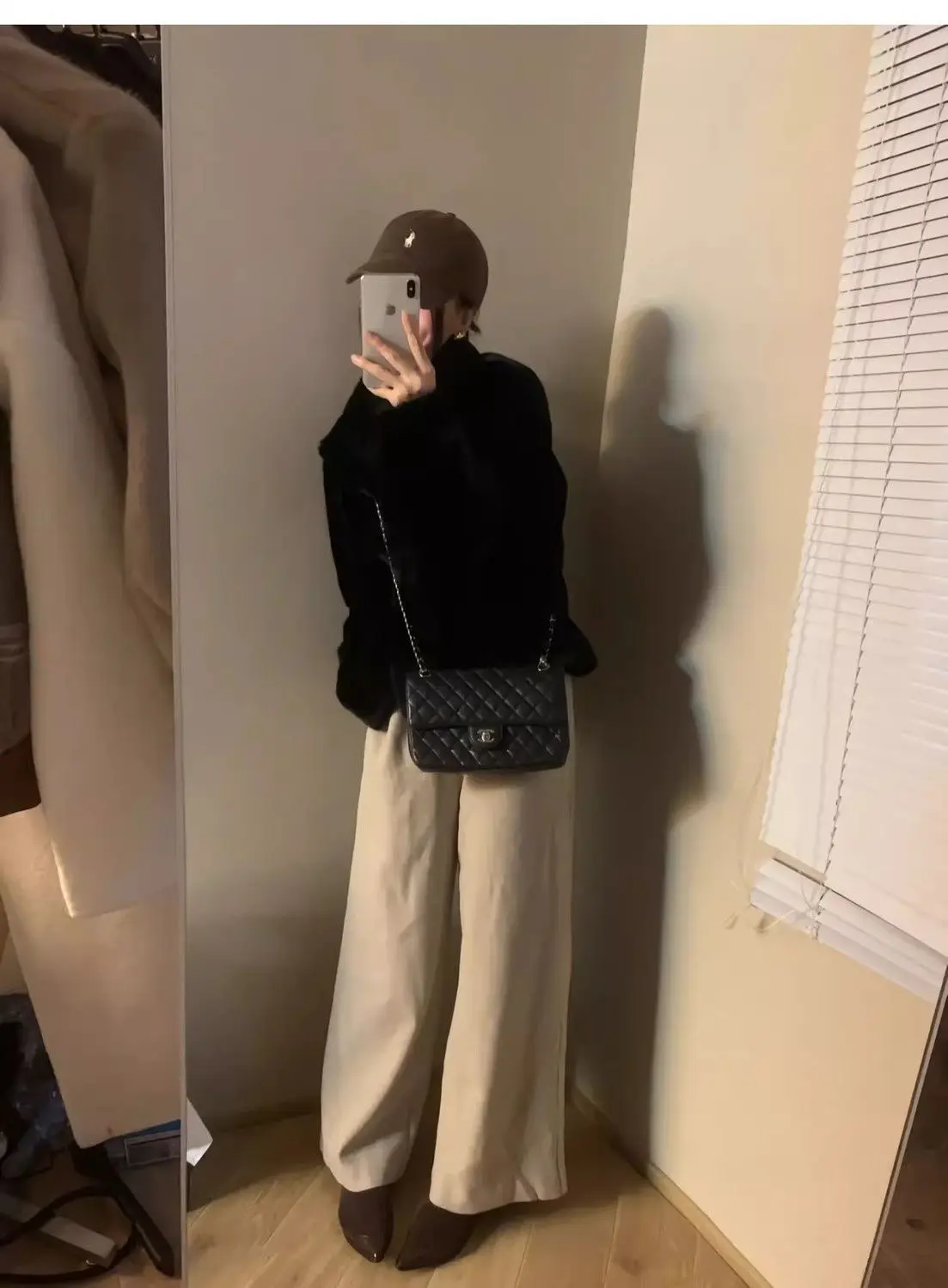 Kunstpelz-Mädchen-Jackenmäntel für Damen, neu, gesteppt, für Arbeit, ältere Menschen, beliebt, Flanell, schick, gemütlich, mit Reißverschluss, gespleißt, modischer Regenbogen-V-Trend