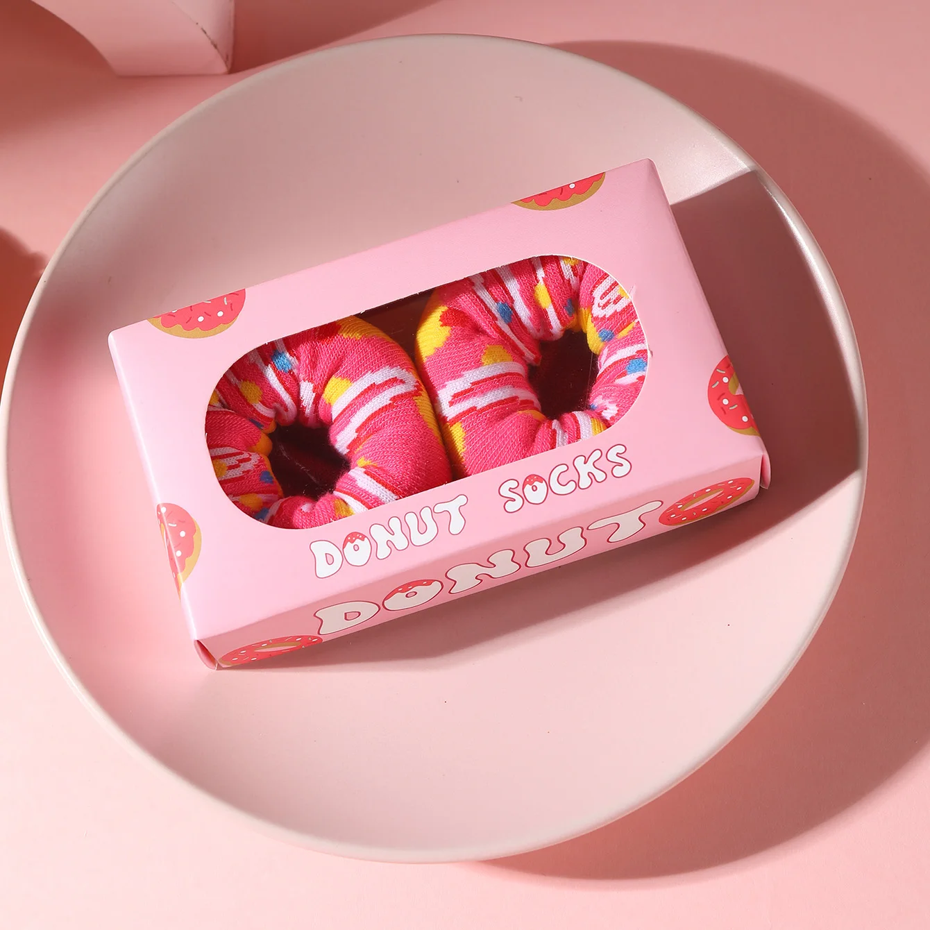1 pair of unisex mid-calf socks in a novel and fun pink donut gift box, creative socks with a fashionable and trendy style, comfortable and breathable, suitable for parties, casual wear, Valentine's Day, Halloween, birthdays, Christmas, New Year, Thanksgiving, autumn and winter, all-season styles, creative gift box