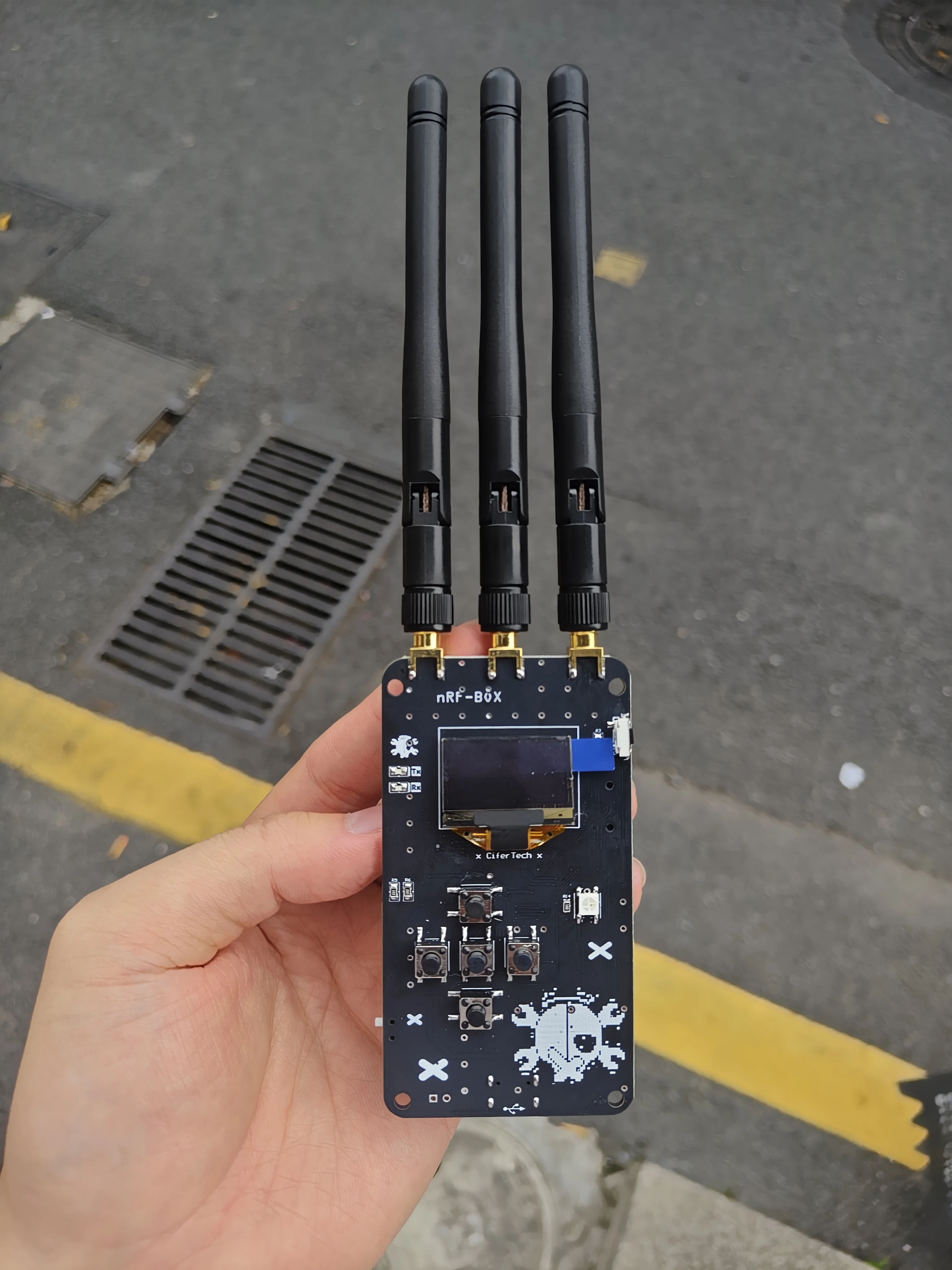 nouvelle-boite-nrf-v20-gadget-tout-en-un-open-source-pour-les-reseaux-ble-et-24-ghz-puce-integree-esp32-wroom-32u-arduino