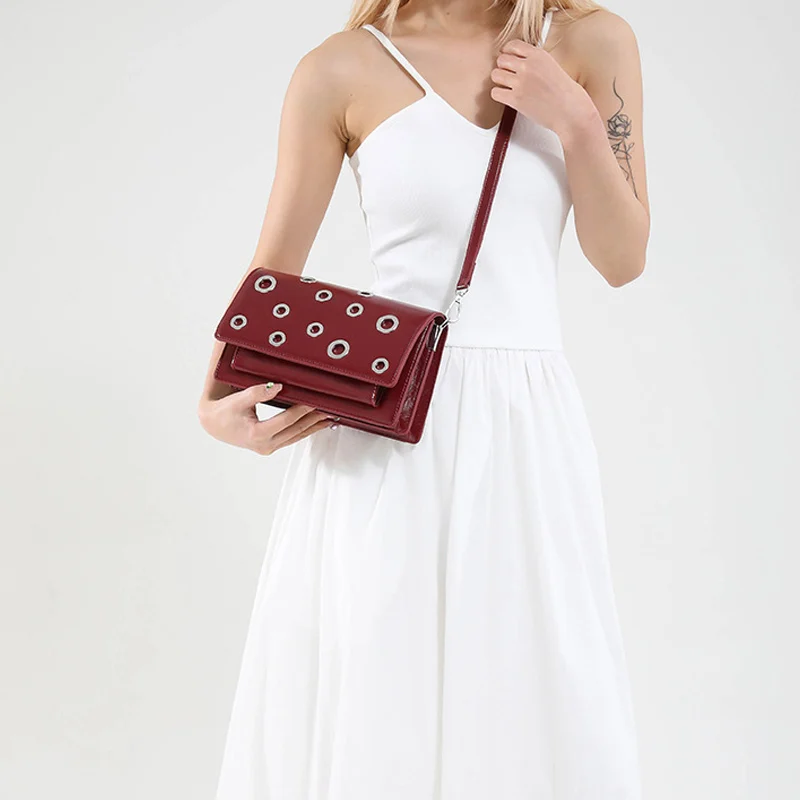 

Французская полая сумка через плечо в стиле ретро, женская текстурированная темпераментная сумка через плечо, изысканная фурнитура, универсальная однотонная квадратная сумка