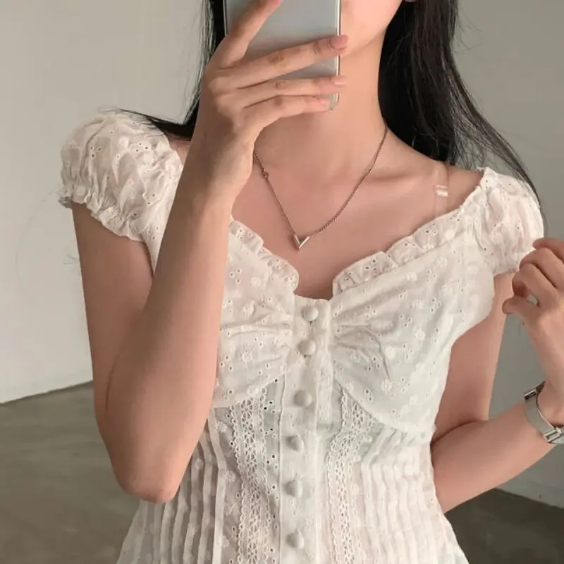 Blusa Fena de Chiffon Psada com Decote V e Detalhes em Renda, Estilo Vintage com Efeito Emaecedor, Manga Curta Bufan...