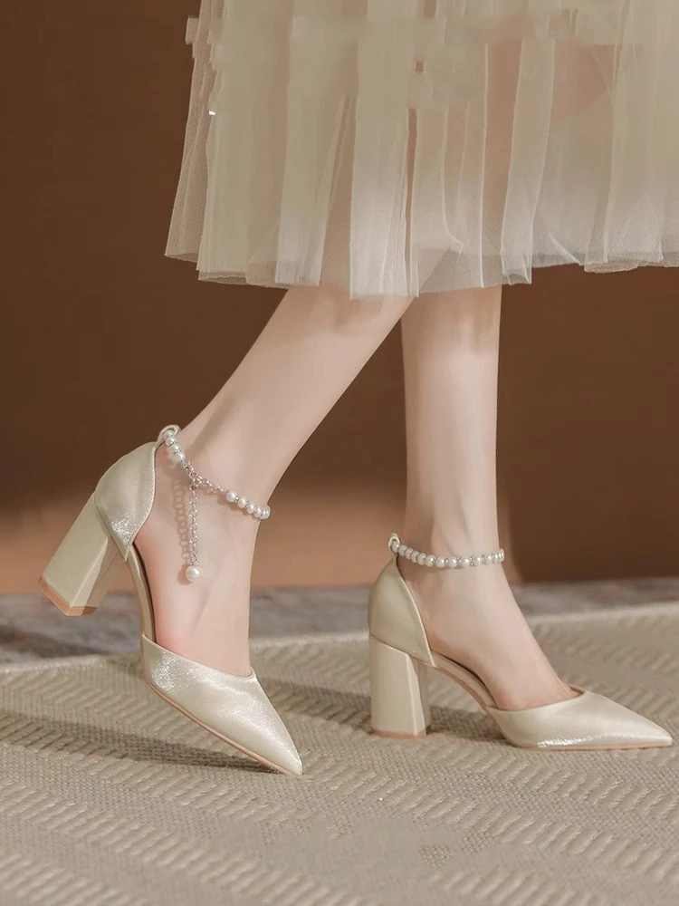 

Новые элегантные атласные туфли на низком каблуке с жемчужным декором 2026 года - свадебные туфли на массивном каблуке 5 см с регулируемым ремешком на щиколотке, размеры 34-43