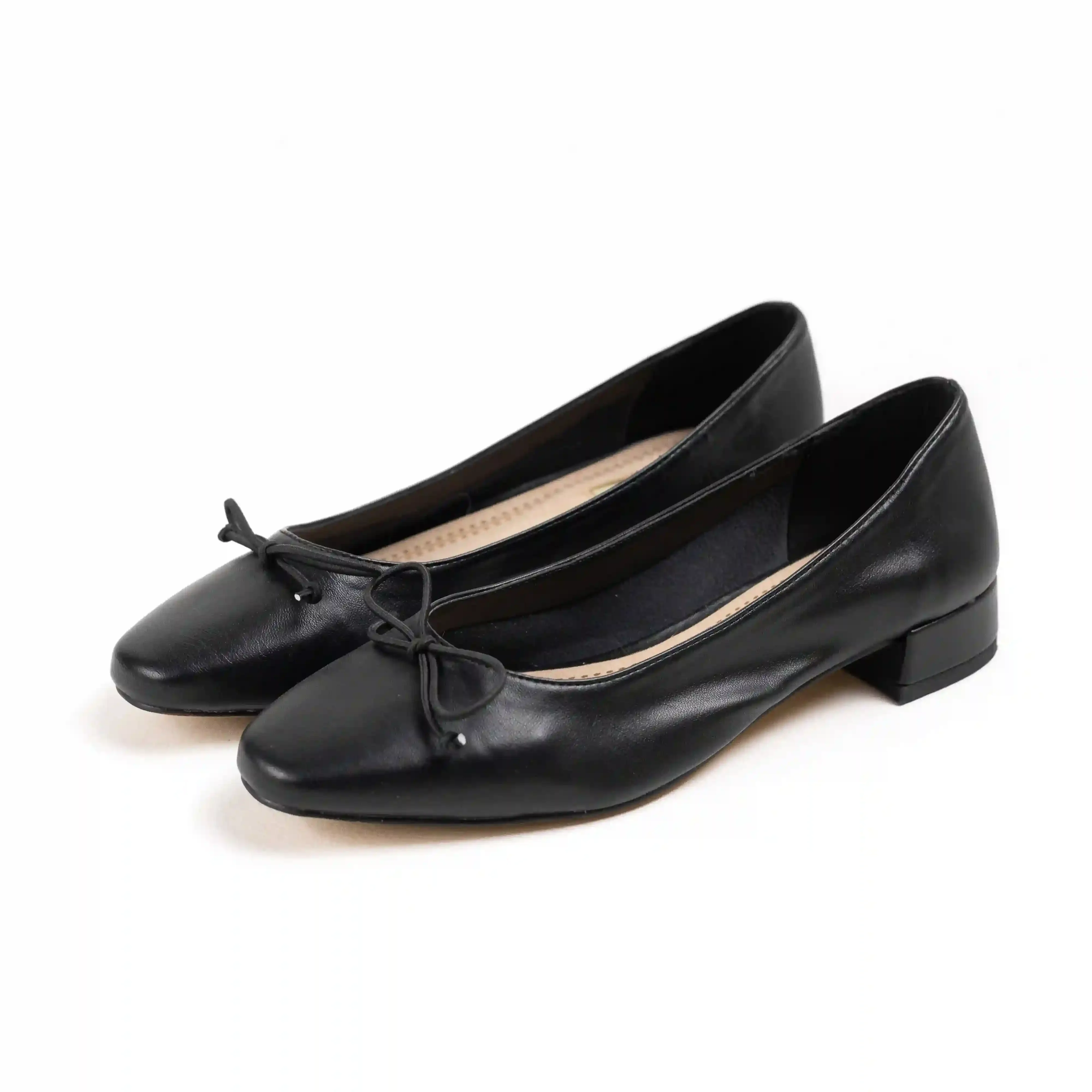 Low-heeled ballerina with leather-effect cut corina wunder spring